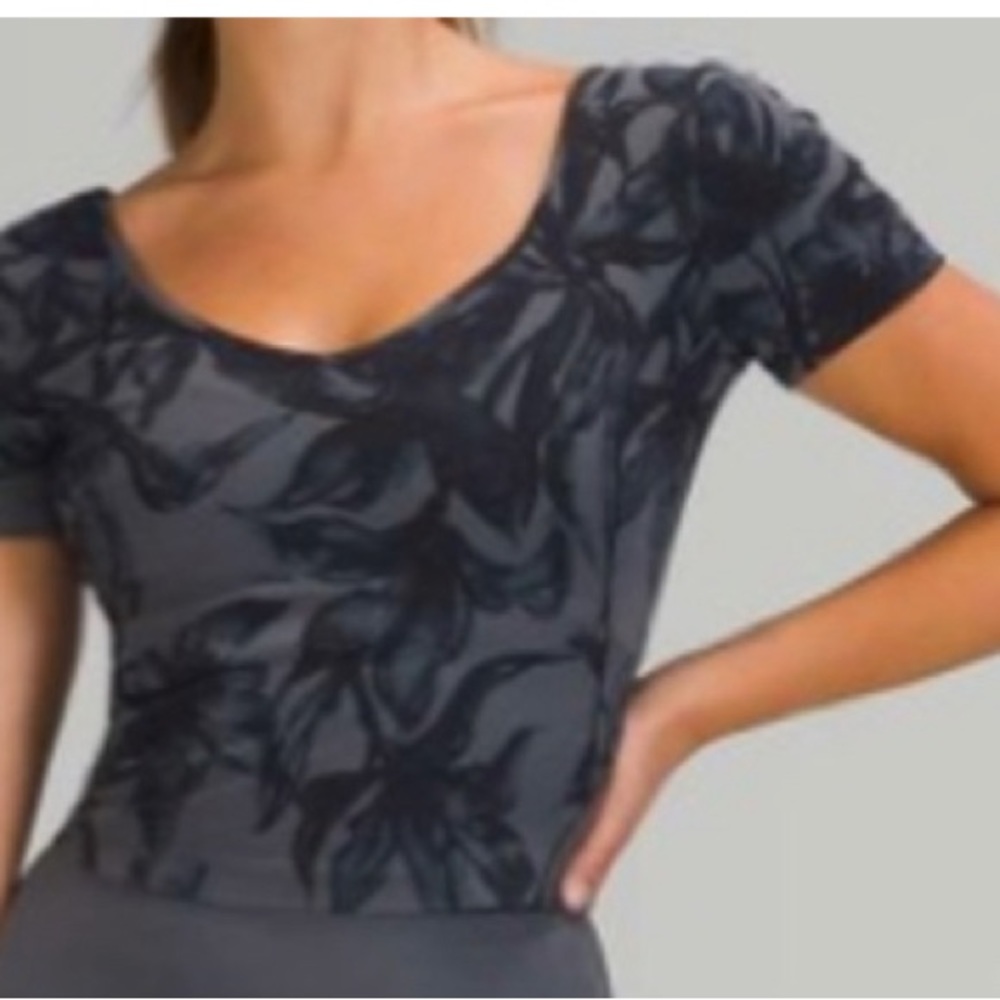 Lululemon tee - Picture 3 of 7
